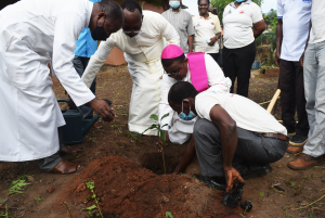 Lire la suite à propos de l’article Journée de l’arbre 2022 : contribution du clergé de l’Église catholique à la campagne de reboisement au Togo
